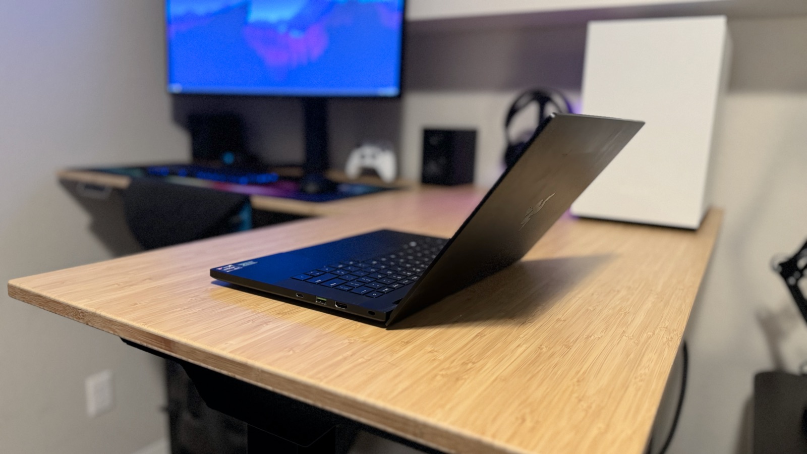 FlexiSpot E7L with laptop on side desk