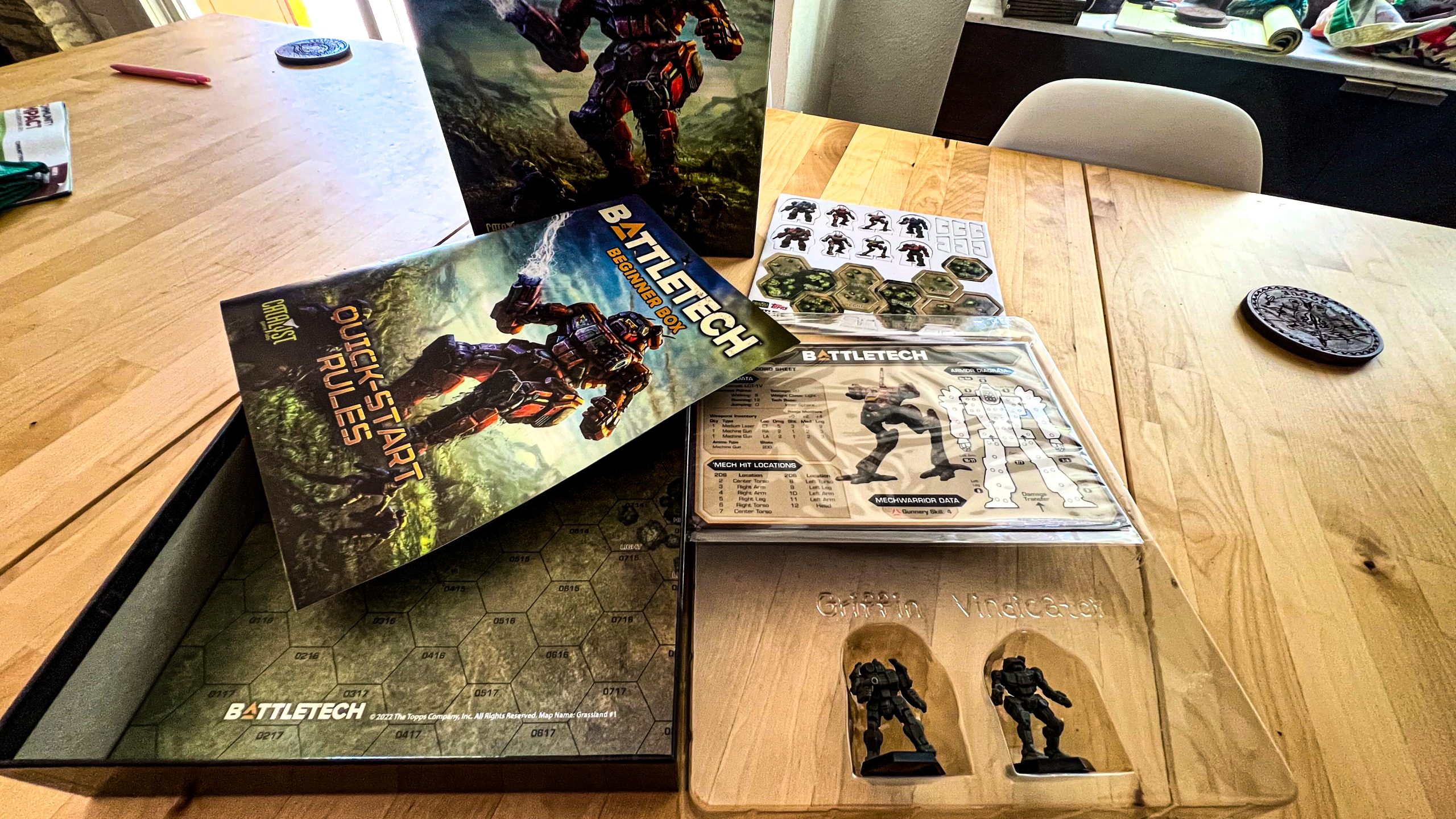 An image of the materials included in the Battletech Beginners Box