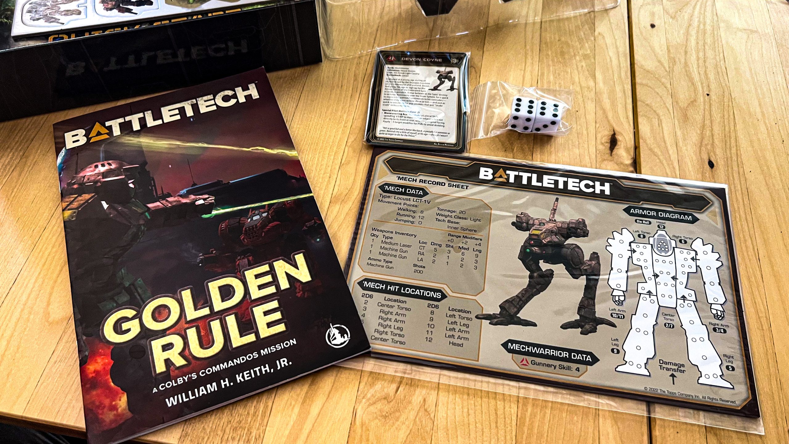 Some of the materials included in the Battletech Beginners Box